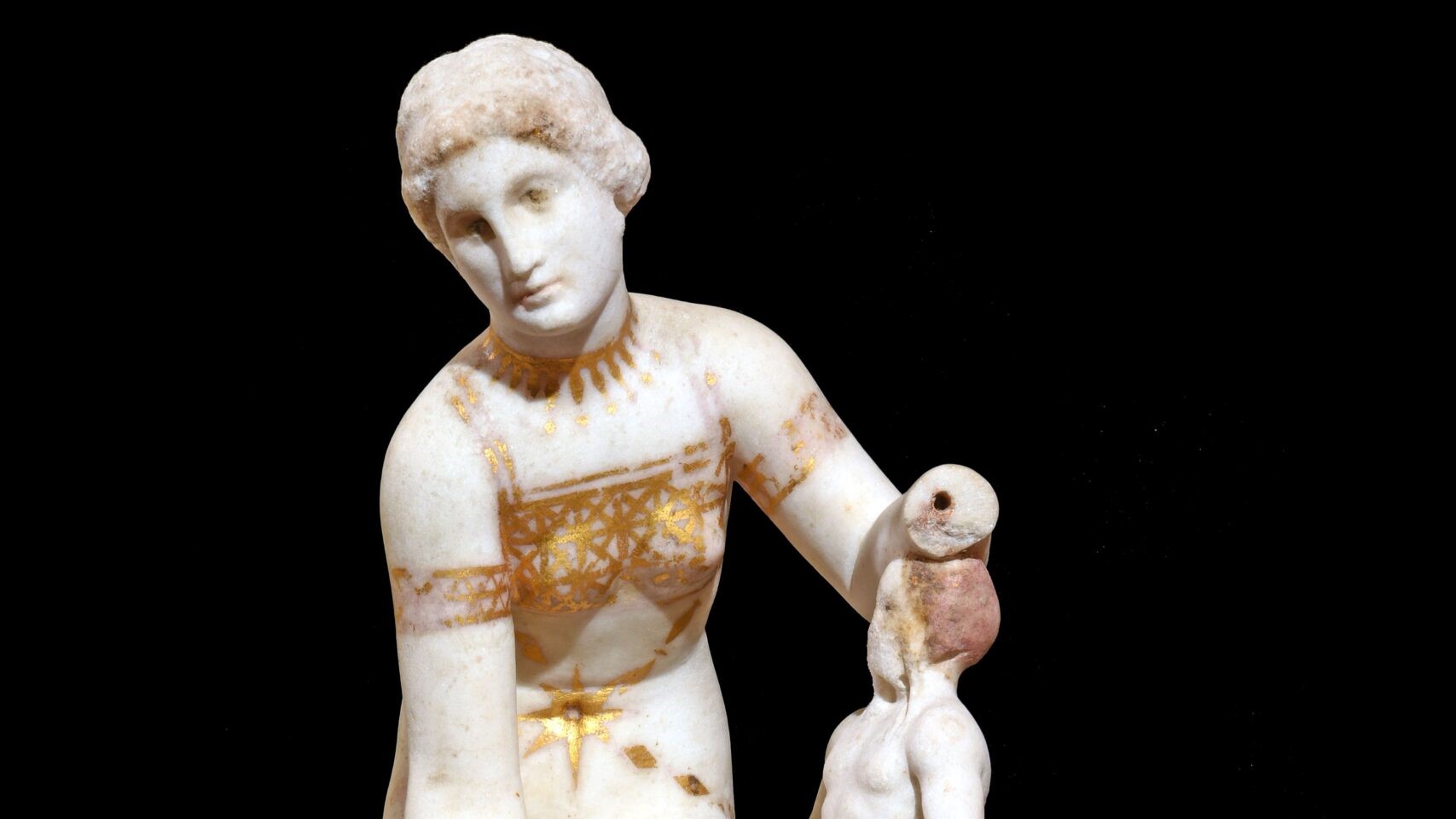 Aphrodite parée de dorures
