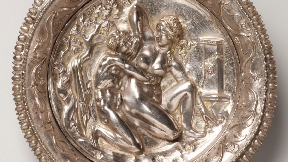 Satyre et nymphe sur un plat d’argent doré