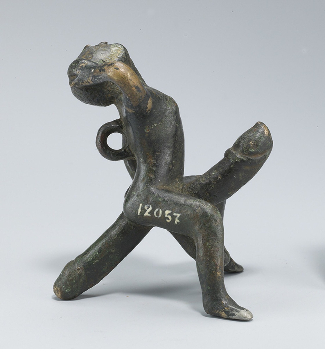 Amulette à double phallus